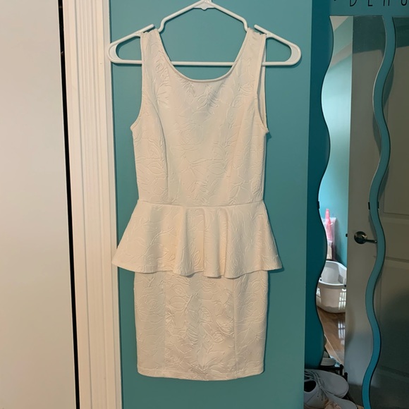 White dress - Picture 1 of 3